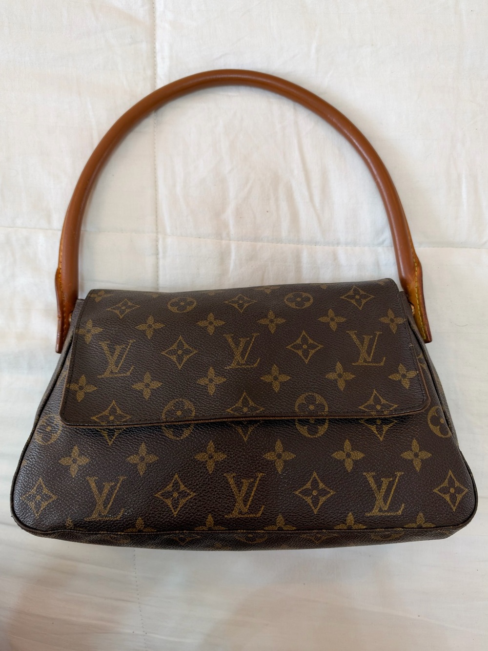Louis Vuitton Looping Shoulder in Monogram canvas